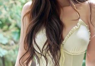 Feilin嗲囡囡 – 欣欣Rubybaby的白色定制写真，怎么感觉她藏了点什么？