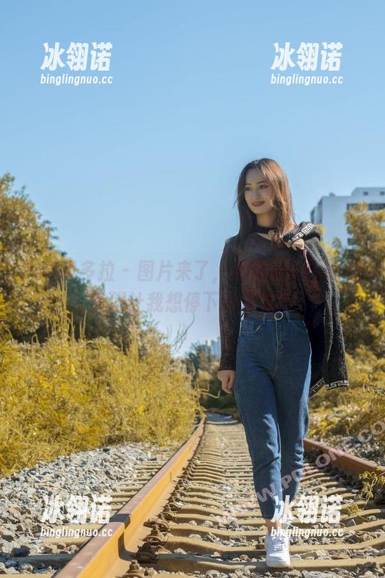PDL潘多拉 - 图片来了，杨晨晨sugar的美脚让我想停下来细看！