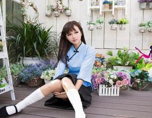 UGirls尤果网 – 郝晴Grace的灰丝写真：感觉每张照片都在轻声细语，暗示着某种不可言喻的亲密。