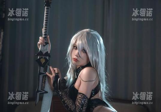 修女黑胶衣：Uki雨季写真集更新，玩味黑暗与诱惑