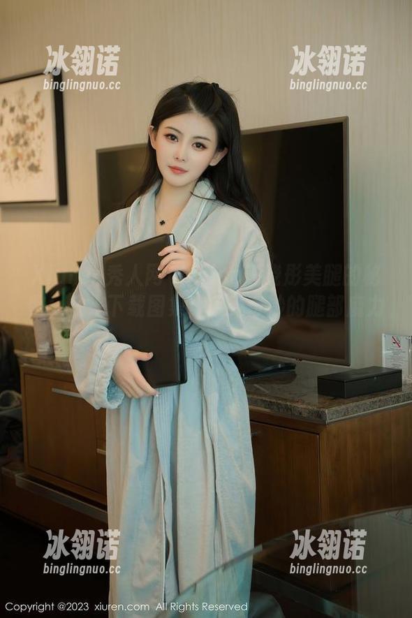 Xiuren秀人网 - Elise谭晓彤美腿的秘密！快来下载图集，感受奇妙的腿部魔力！