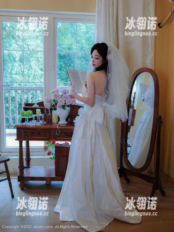 Xiuren秀人网 - 私拍大揭秘：养乐多DoDo和她的粉色美图，光影交错中藏着小秘密！