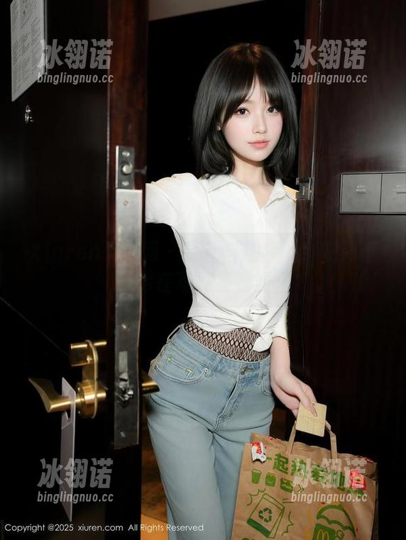Xiuren秀人网 - 别让自拍停下！安沛蕾畅游在写真集资源里