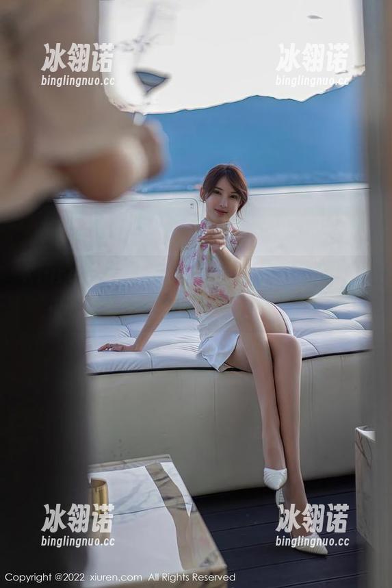 Xiuren秀人网 - 白微Sera透明全套，来感受那种轻盈的‘无物’之美！