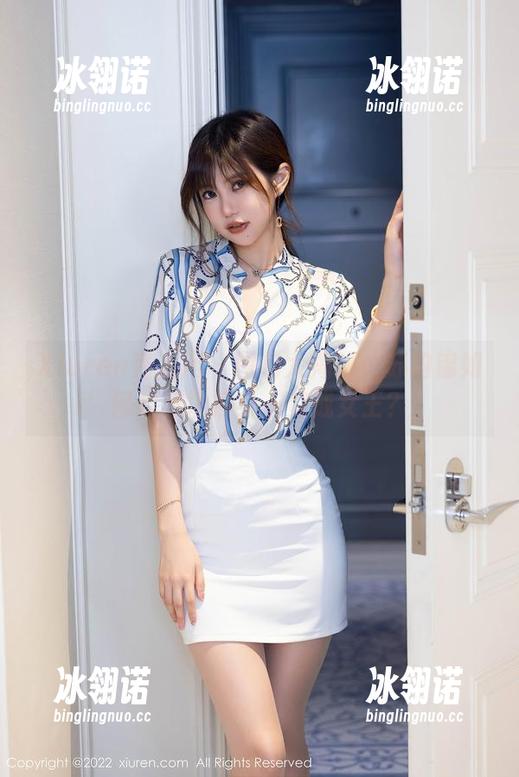 Xiuren秀人网 - 图包大揭秘：苏韵锦如何优雅地摇身一变成女王？