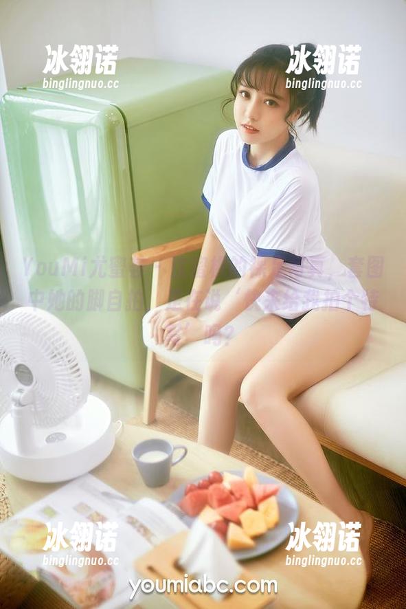 YouMi尤蜜荟-沈蜜桃 YouMi尤蜜荟 - 沈蜜桃的裸足写真,套图中她的脚自拍,是在说‘快来给我拍个特写’吗?
