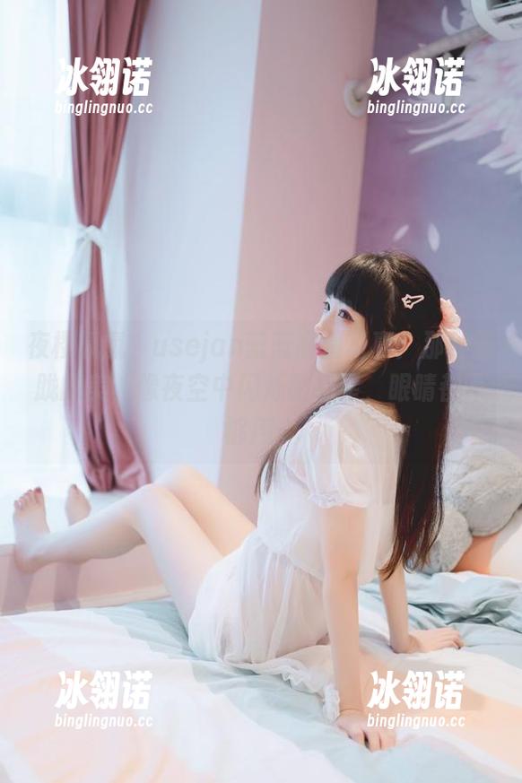 夜樱氤氲，usejan蓝蓝高清写真：那种朦胧的美，像夜空中闪烁的星星，眼睛都不够用。