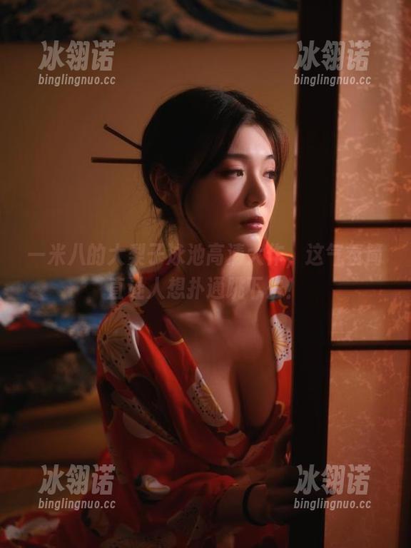 一米八的大梨子泳池高清大作，这气氛简直让人想扑通跳下去！