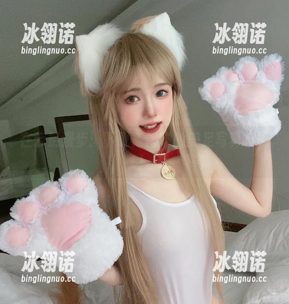 在云端漫步：下载倦倦喵的美足写真集吧！