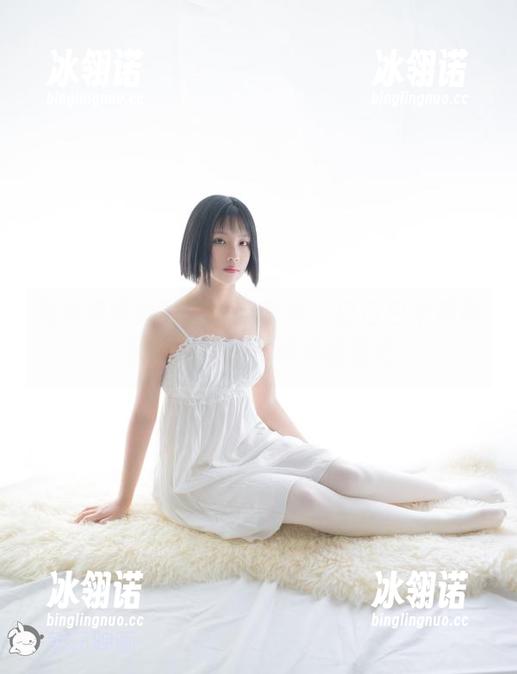 兔玩映画 兔玩映画最新写真集解锁:白白白半筒袜,喜欢这种白得透彻的感觉!