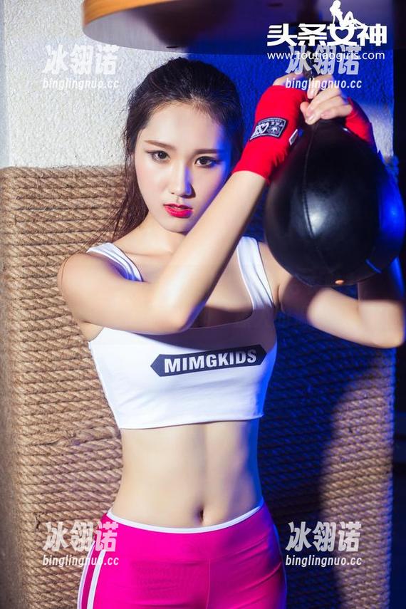 头条女神 - 在线感受信悦儿的毛衣魅力，原图带你体验什么叫‘撩人的温柔’！