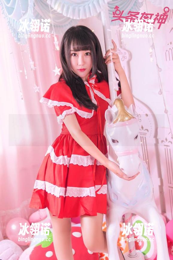 头条女神 - 谁说双马尾不能有深度？看看莫晓希的写真就知道了！