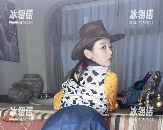 奈汐酱Nice 下次聚会穿这个?奈汐酱Nice的私拍礼服图包解锁新风格