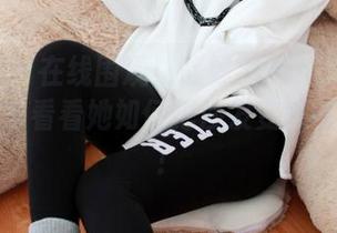 尤蜜荟 – 在线围观！战姝羽Zina居家图集：快来看看她如何把沙发变成时尚秀场！