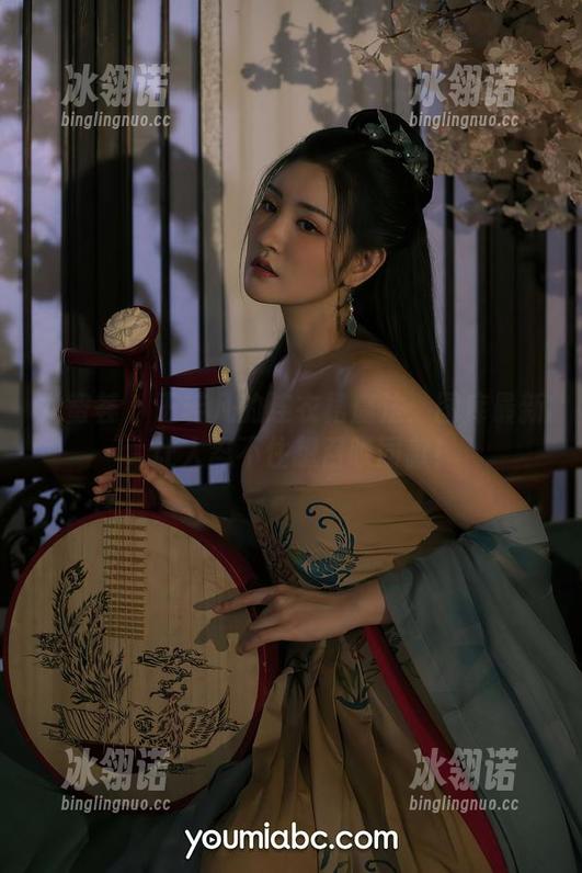 尤蜜荟-王若凡 尤蜜荟 - 王若凡的连衣裙魔法:图库最新,让人忍不住想召唤同款!