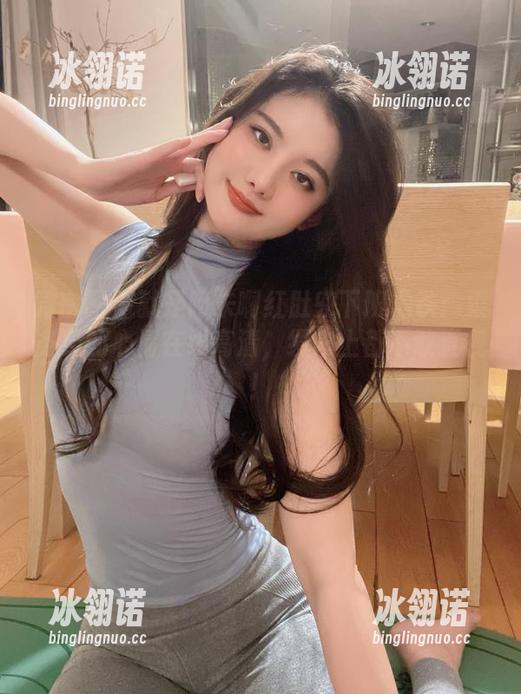 微密圈 - 就是阿朱啊红肚兜下班地铁：乘务员的心情在线高清，缆车上都不敢直视！