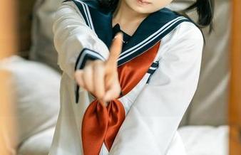 沉浸在幼水铃衣的免费电子女友写真中，感受她的魅力和温度！