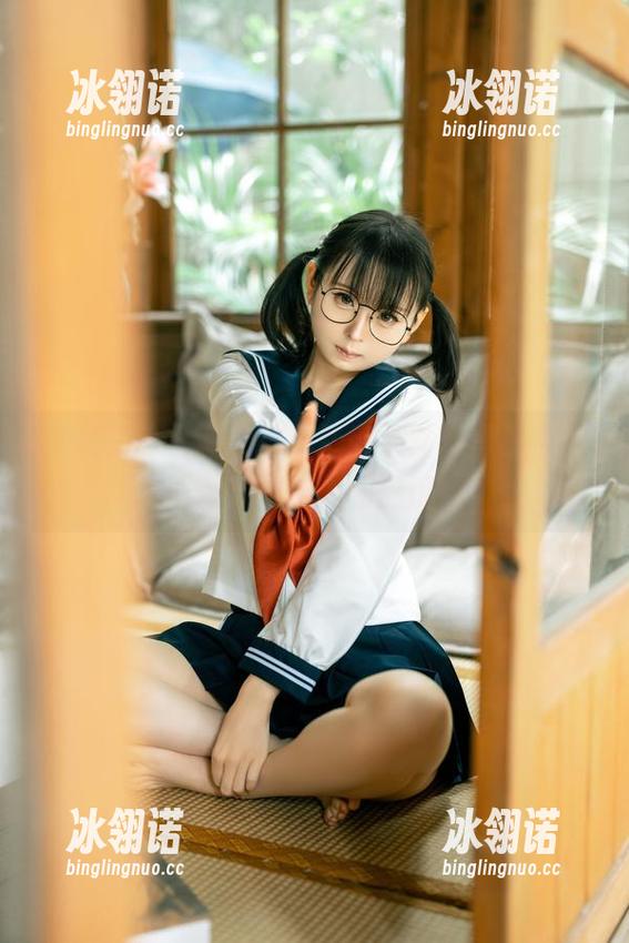 沉浸在幼水铃衣的免费电子女友写真中，感受她的魅力和温度！