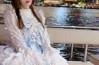 绝了！彩芸_Nebula的美图中展现的人形电脑天使心，她的气质直接把我打败了。