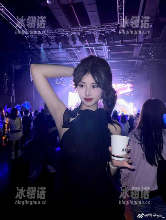 怡子yiii 袜子有故事:怡子yiii的棉袜写真图册,像阳光般温暖又俏皮!