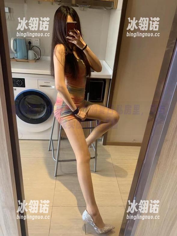 微密圈 - 在提袜少女的夏日私房里，梦与现实的边缘碰撞
