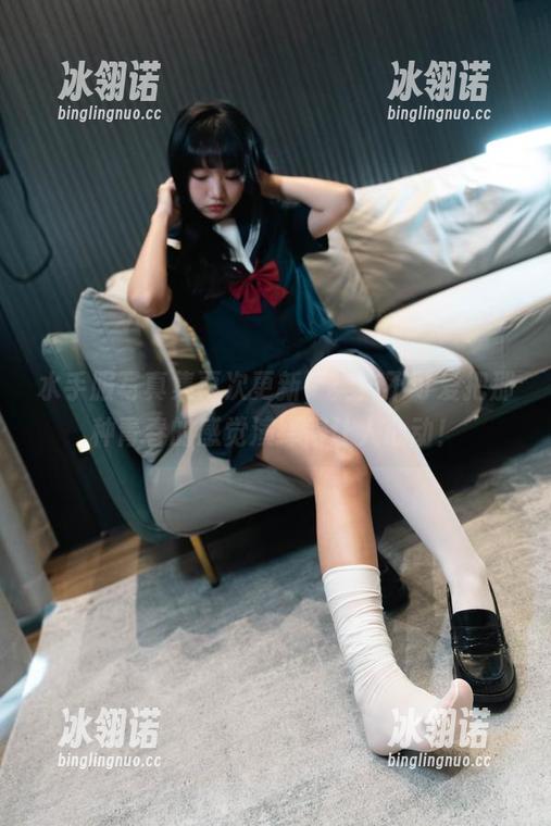 水手服写真集再次更新，柒柒不可爱把那种青春的感觉演绎得让人心动！