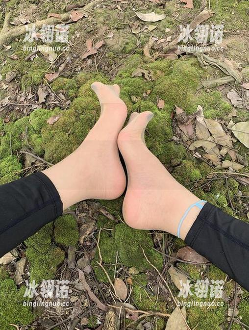 微密圈 - 桃脱了的私拍作品，丝袜造型里藏着的柔情蜜意