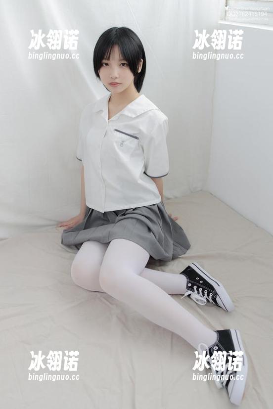 探索无圣光的JK黑丝少女，森萝财团的套图简直是COLLE-ction！