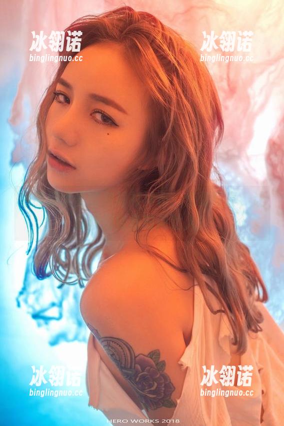 洛丽塔大哥的灰衬衫神作：免费写真，让你瞬间变身时尚达人！