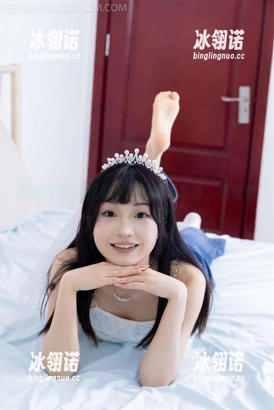 物恋传媒 - 观看小谷的裸足写真，感觉像在沙滩上漫步