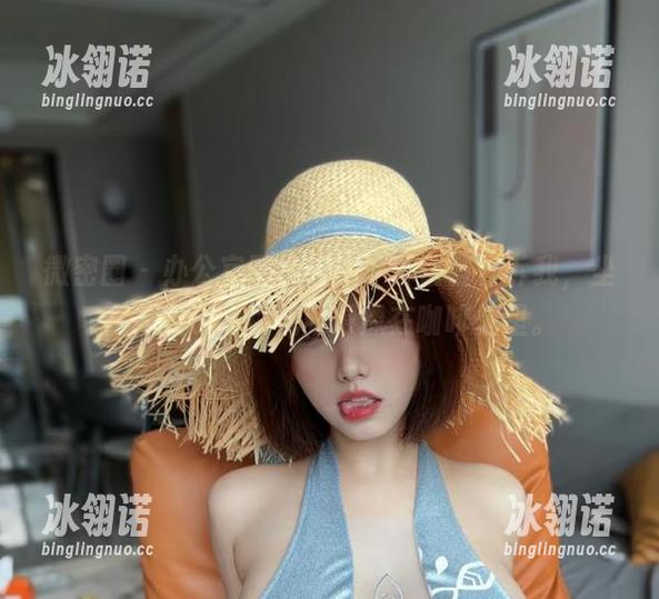 微密圈 - 办公室图集分享，琳铛铛告诉我，坐在那儿也可以优雅得像在咖啡馆里。