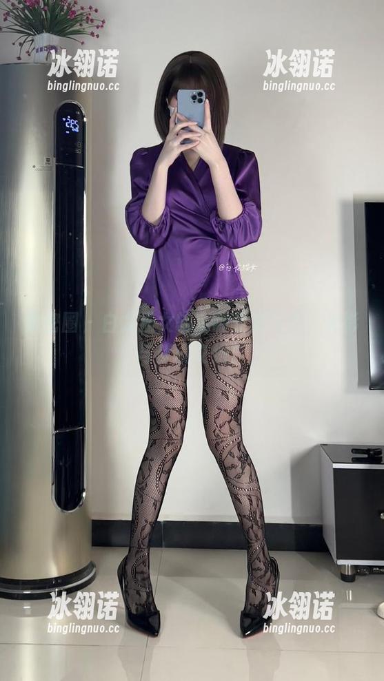 微密圈 - 白龙猫女的定制足底写真，光影与梦境交织！