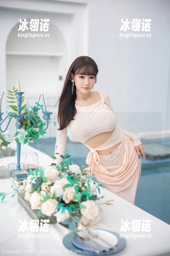 秀人网 - 掀开容容容Alice的JK秀：图片分享，跟着心动走！