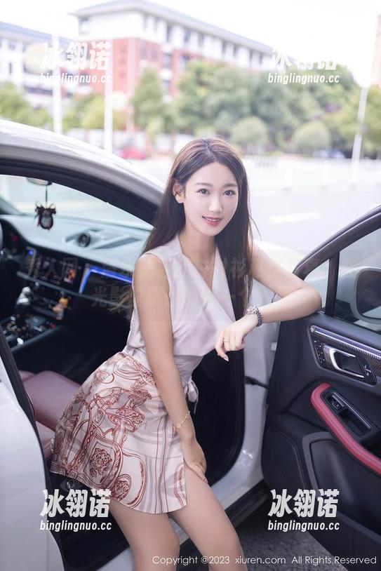 秀人网 - 清水美嘉的白衬衫私房写真：在光影里跳跃的每一个瞬间