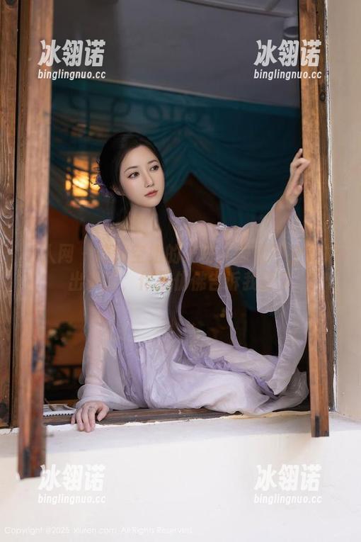 秀人网 - 璀灿空姐的光芒：原图不止是拍出来的，作品仿佛告诉我更多