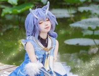 在线冲浪，花柒Hana与斯卡蒂泳装美图的清凉一夏！