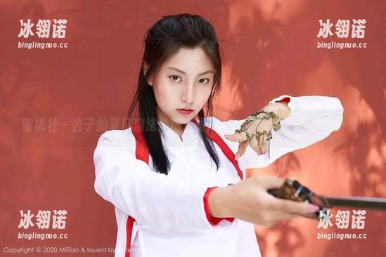 蜜桃社 - 杏子的夏日魔法：精选图片，让你重新定义‘炎热’！