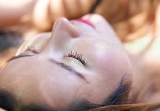 蜜桃社 – 点开最新图集，让绯月樱-Cherry的和服带你穿越阳光与樱花。