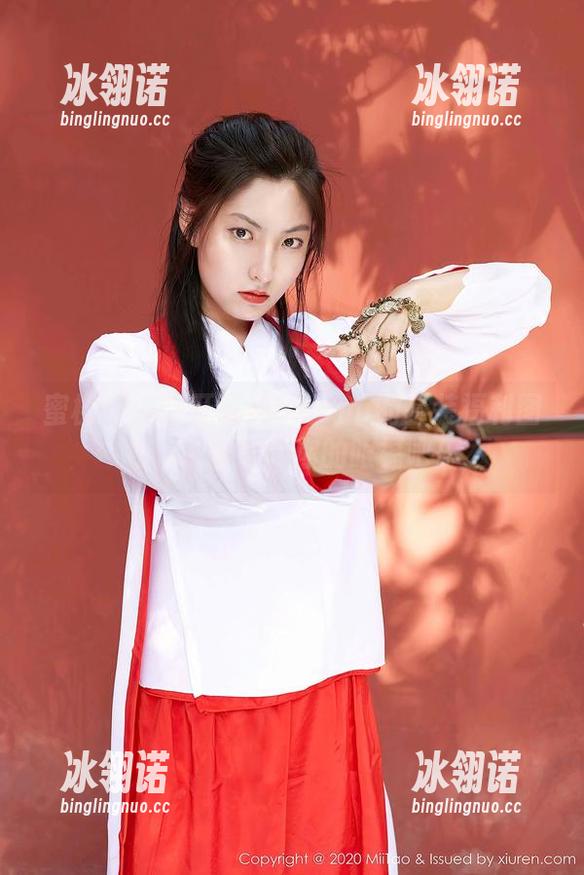 蜜桃社-萌美Moemi 蜜桃社 - 打开萌美Moemi的套装福利图包,准备迎接你的眼福吧!