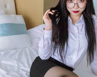 袜啵啵 – 连体衣套图再显风情，小沫又换新装了？