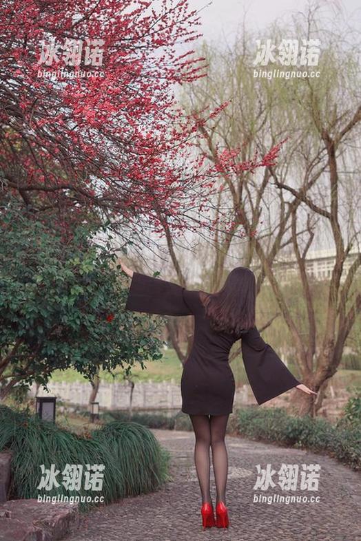 辣妈女神 微密圈 - 办公室里的辣妈女神:写真中的职场风情与小秘密