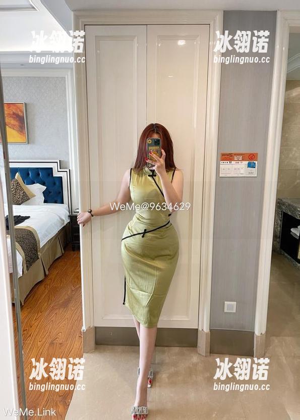 迷人的五姨太 微密圈 - 迷人的五姨太的职业装私拍:可爱又迷人,职场女神的幽默时刻!