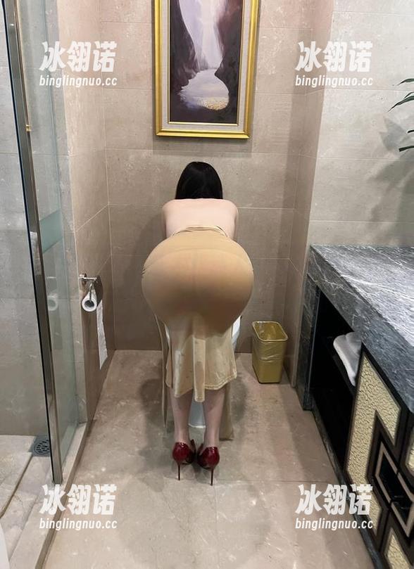 微密圈 - 私房艺术：迷人的五姨太的兽笼女人，仿佛在低语。