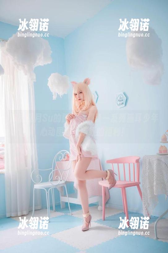 跟随逐月Su的脚步，解锁一系列猫耳少年心动图包，猫奴的福利！