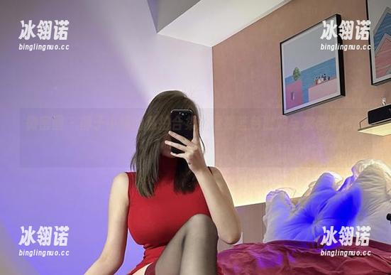 醇子小姨 微密圈 - 醇子小姨的私拍合集:透视蓝色肚兜与灰色泳裤的妖娆
