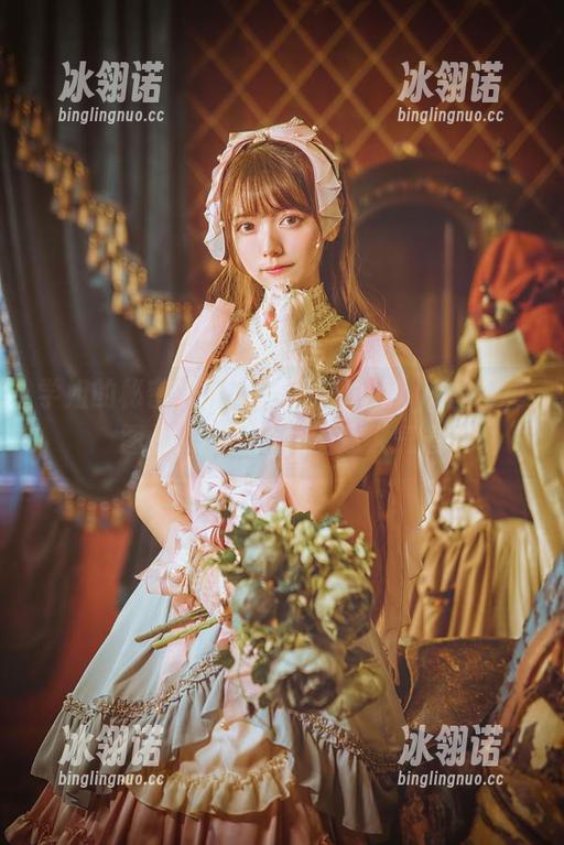学姐的秘密武器：陆卿卿kyokyo的写真图片，暴露了她的迷人气息