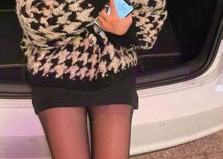 微密圈 – 雅雅的气质呀泳池写真合集：谁说水中不适合美丽？（随意下载，别说我没提醒）
