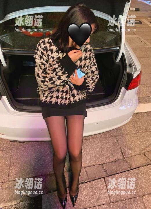雅雅的气质呀 微密圈 - 雅雅的气质呀泳池写真合集:谁说水中不适合美丽?(随意下载,别说我没提醒)