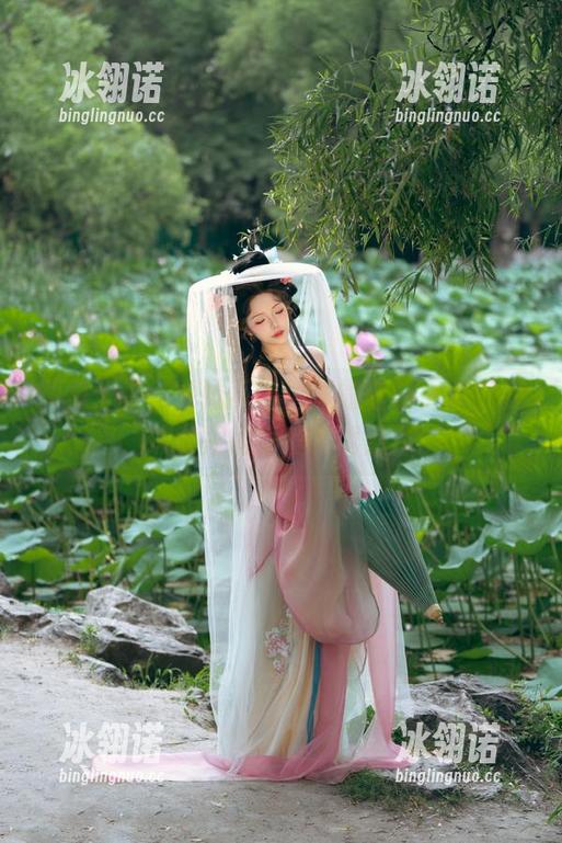图集分享：雯妹不讲道理的蓝白女仆，打破常规的可爱与诱惑！
