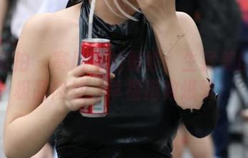 魔镜街拍 – 寒风中的婷婷：生猛美图配上极品肉丝，幸福指数爆表！